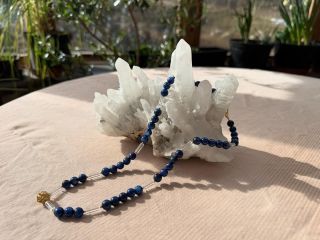 NOVINKA!!! NÁHRDELNÍK KYANIT (DISTEN) A KŘIŠŤÁL Kyanitové korálky o diametru 10 mm a křišťalové tyčky. Náhrdelník je...