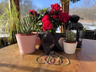 NÁRAMKY Nově budeme přidávat zoisite s rubínem a granátové náramky. Náramek je navlečený na ocelové pogumované lanko,...