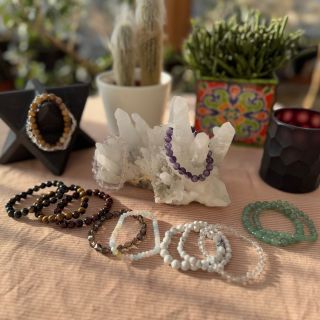 NÁRAMKY NA GUMIČCE Jednoduché náramky z různých kamenů jako karneol v kombinaci se šungitem, tygří čí jiné oko, ametyst,...